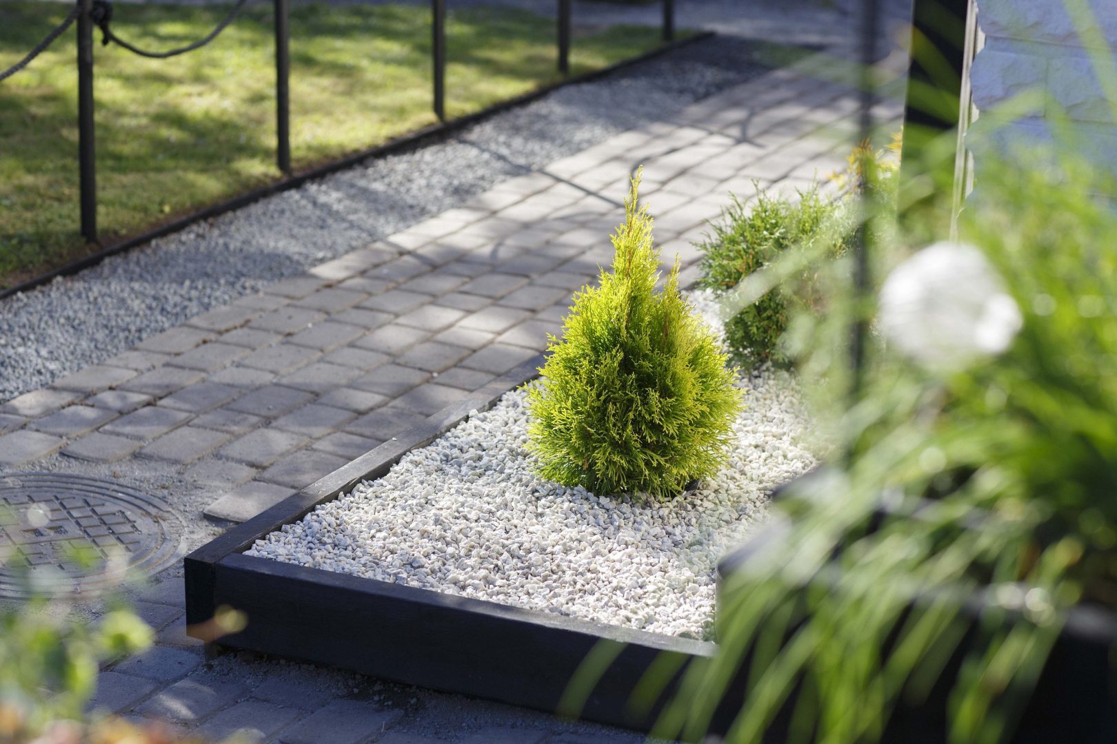 Kiveyksen rajaaminen koristekivillä