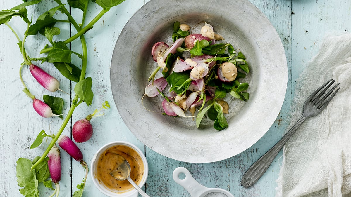 Retiisisalaatti ja seesamikastike