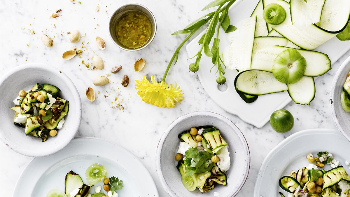 Grillattua kesäkurpitsaa, tomaattia ja pistaasikastiketta