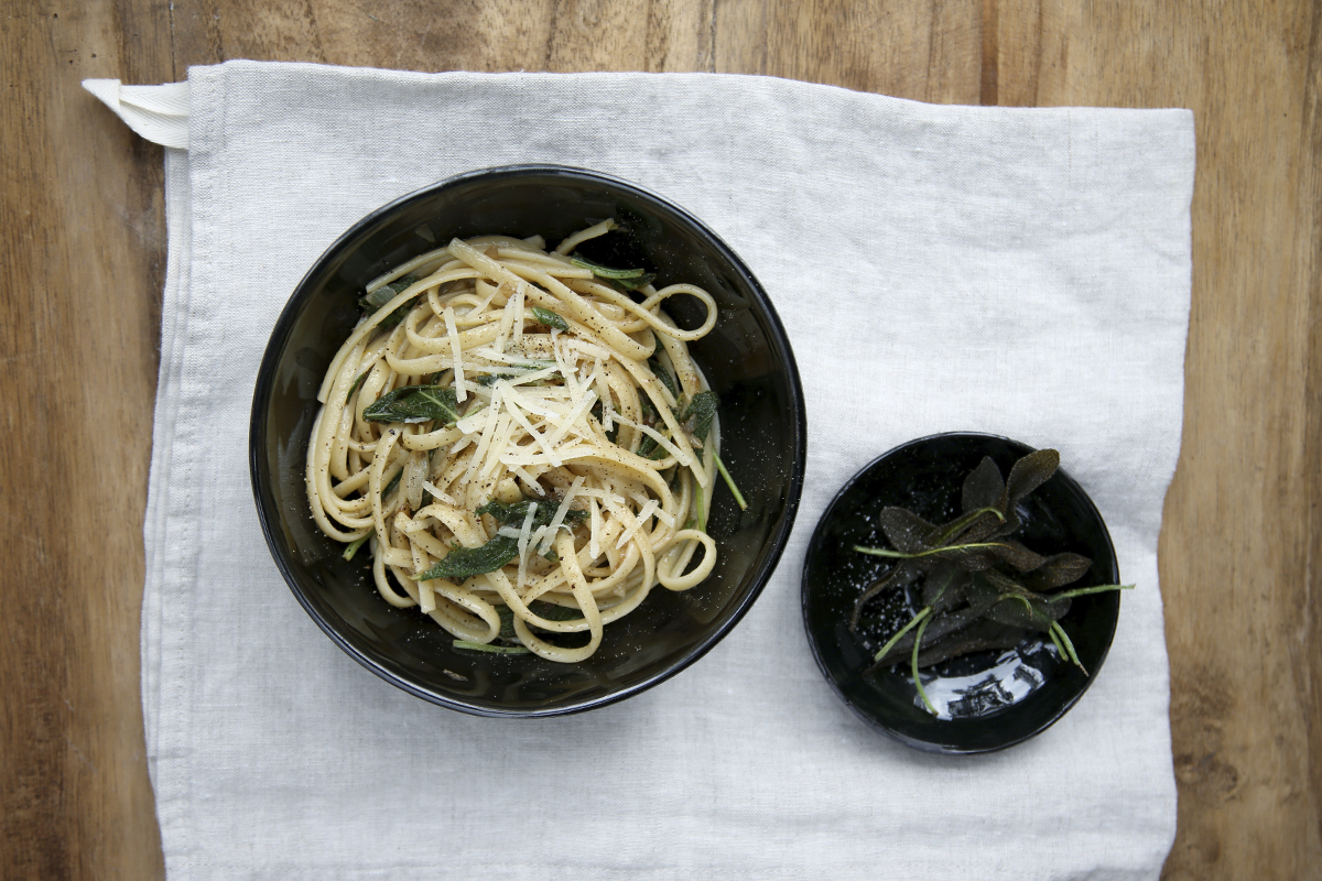 Kekkilän reseptit: Sato-kirjan salviapasta ja friteeratut salvian lehdet