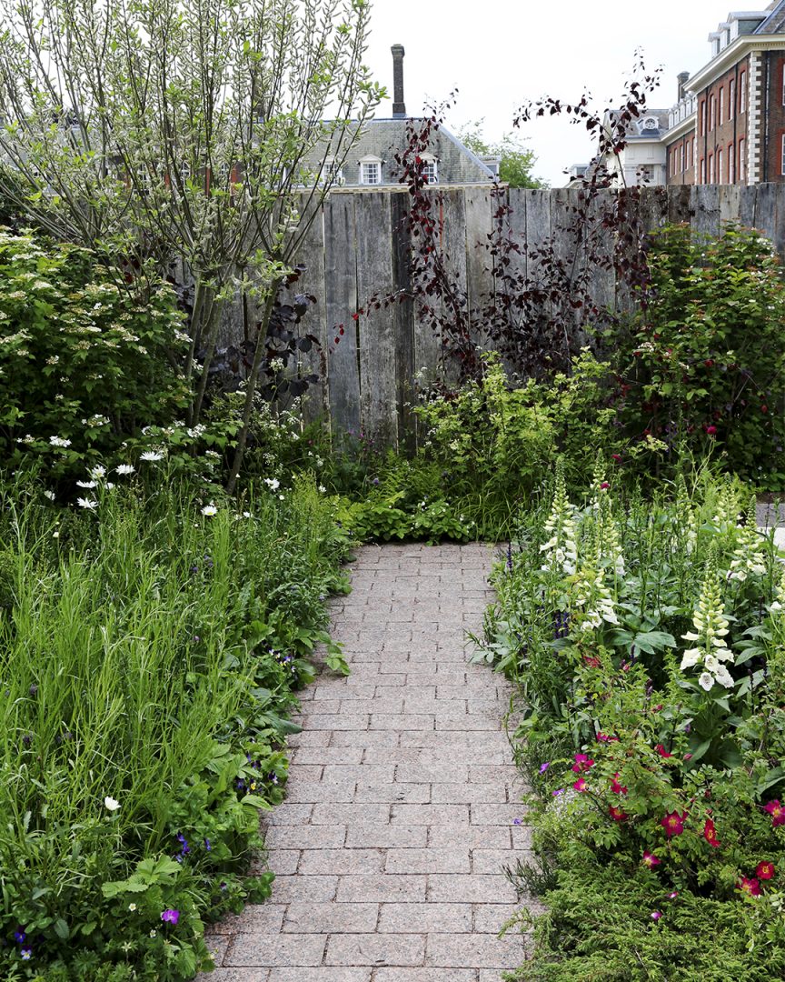 Puutarhan trendejä maailmalta The Roots in Finland Kyrö Garden sai inspiraationsa suomalaisesta maisemasta ja luonnosta. Puutarhassa kohtasivat mm. herkät niittykukat, lumoavat ruusut ja pionit, pieneliöiden rakastama raita, kotimaisen maiseman tutut kataja ja koivut ja kansalliskukkamme kielo Kekkilä