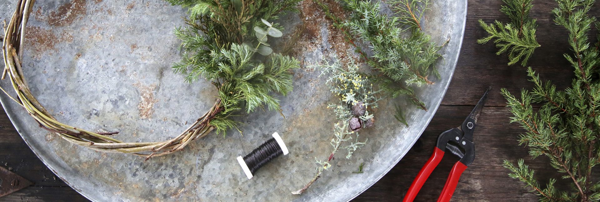 Vehreä joulukranssi havuista