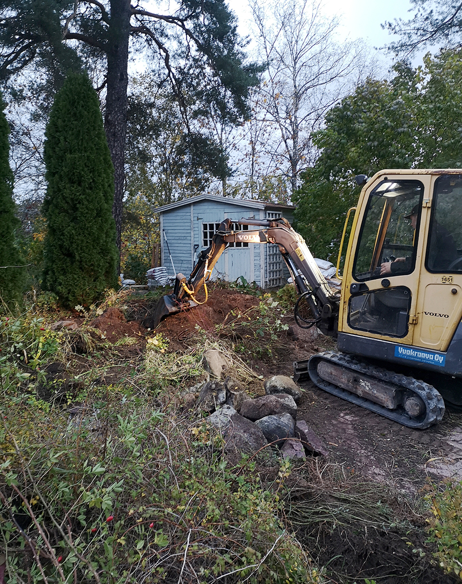 Apuun vuokrattiin pienkaivinkone, joka on kätevä apu suuremmassa maanmuokkaus projektissa.