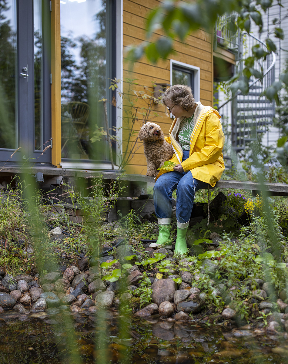 Perheen ikkunoista avautuu näkymä pihan lammelle. luontopiha