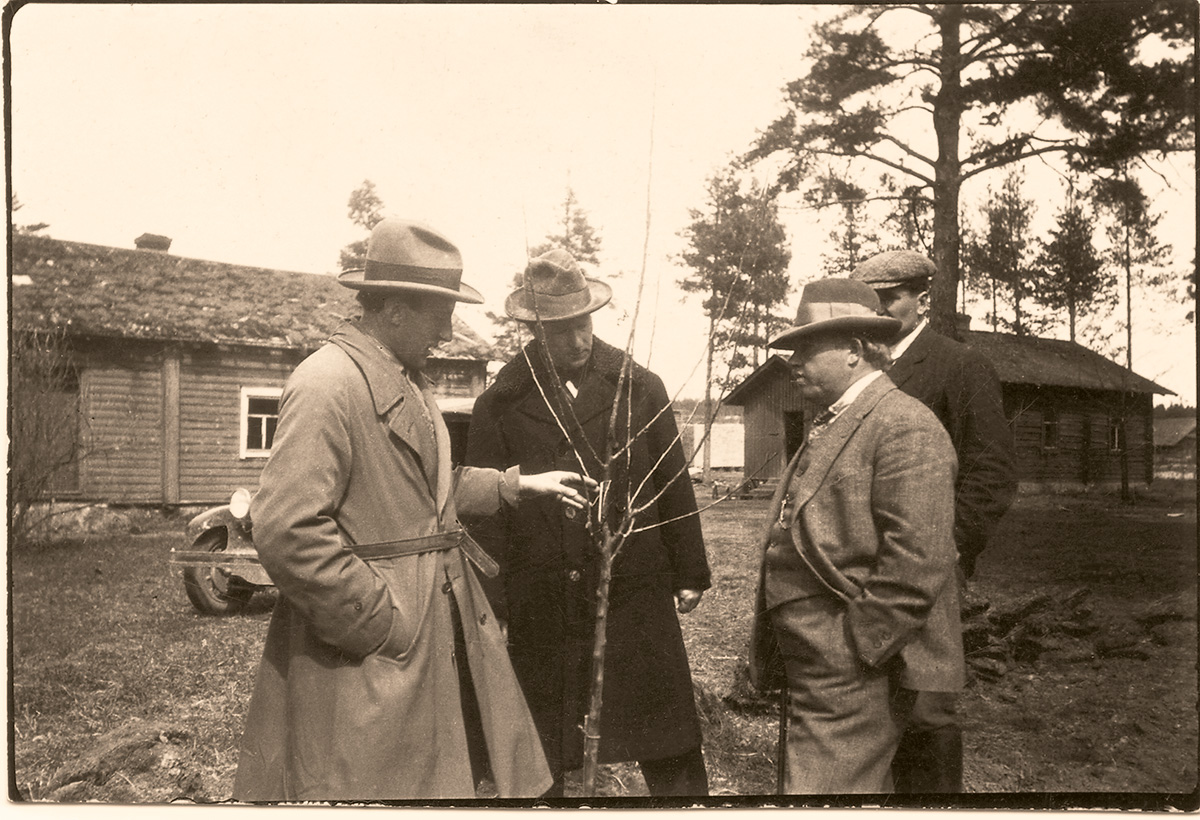 Mikko Jortikka (oikealla) mielipuuhassaan eli puhumassa omenapuista tuttavilleen.